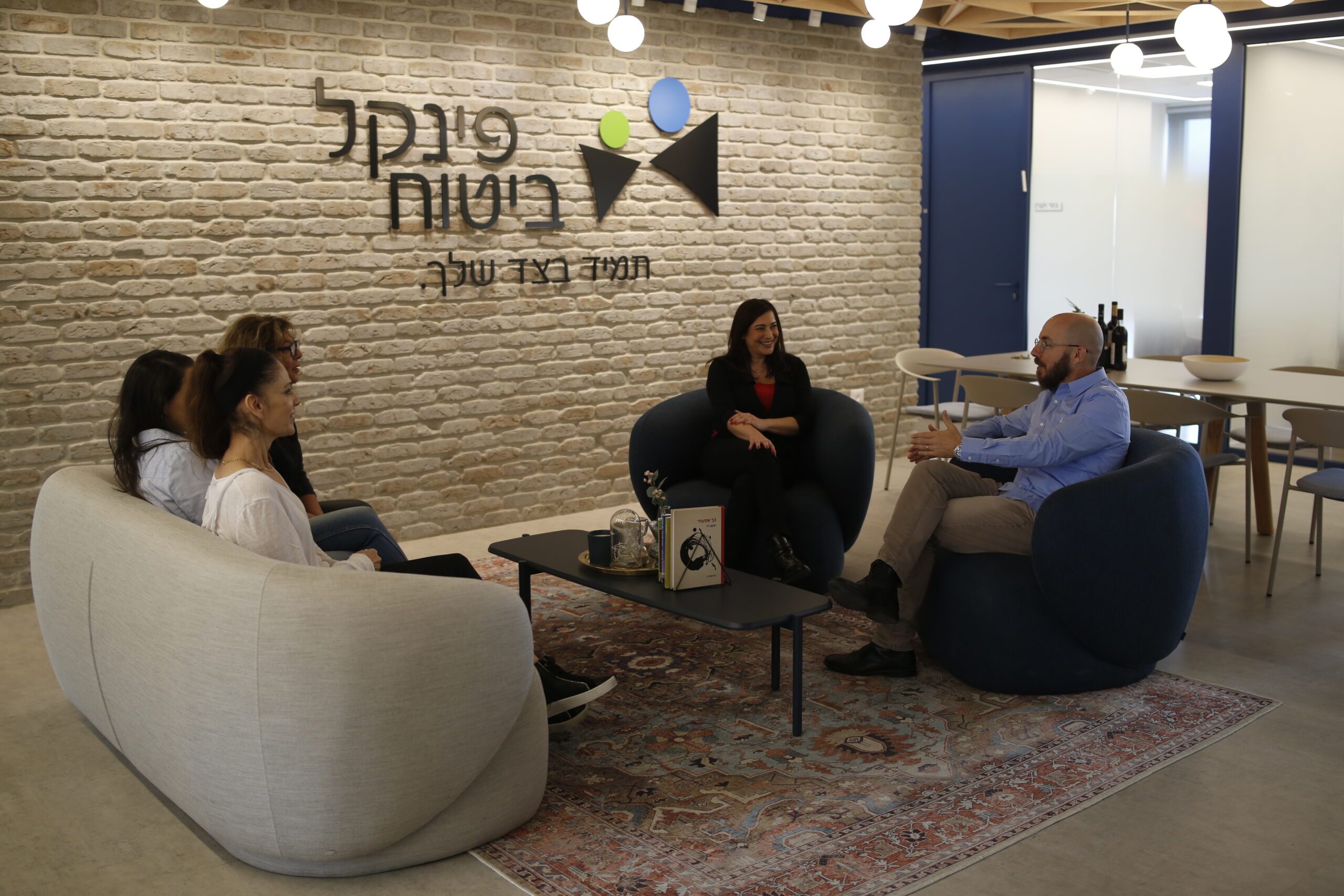 אוהד פינקל וצוות פינקל ביטוח בפגישה מקצועית - מומחים בביטוח כל הסיכונים לקבלנים